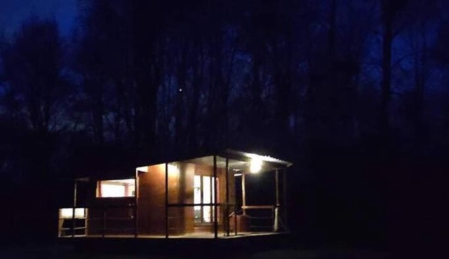 Cabane flottante idyllique pour pêche ou repos
