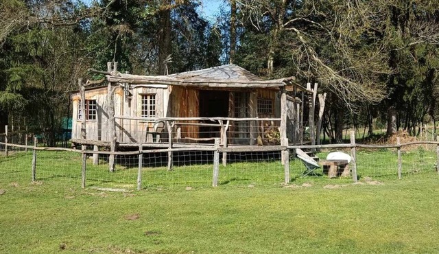 Cabane sur Pilotis au Bord de L'eau