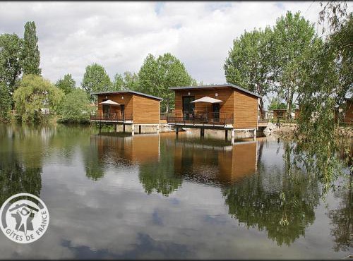 Cabane insolite sur étang, 2 à 4 pers, animaux admis - FR-1-496-83
