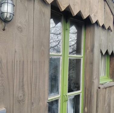 Cabane perchée de Lys dans les chênes verts et le micocoulier
