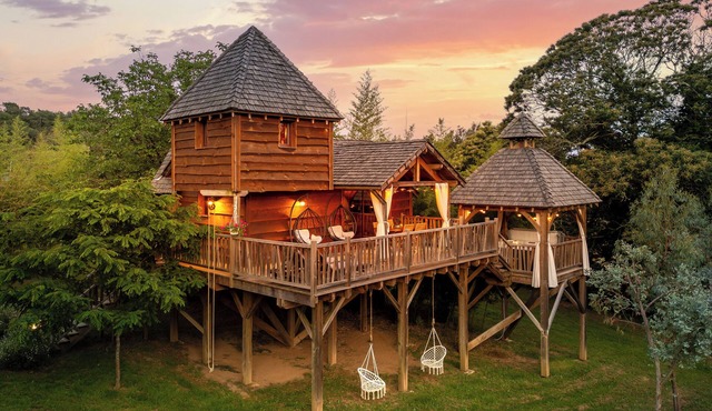 Cabane Tobago: Luxurious tree house with private Jacuzzi