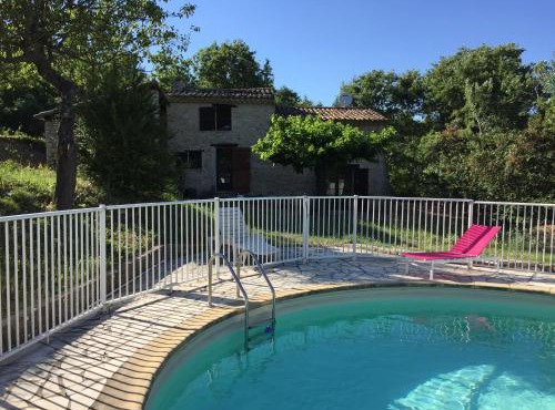 Cabanon provençal en pierre entouré de lavandes