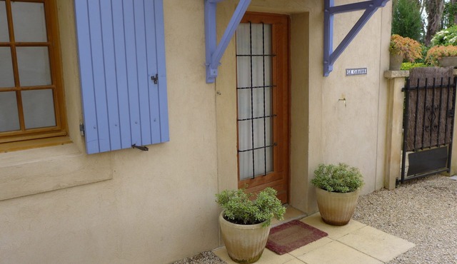 "Cabanon" - sleeps 2 self catering studio gite 10mins from Avignon!