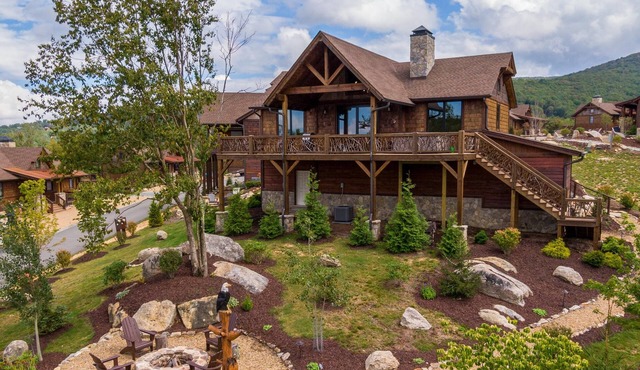 CaBearnet at Eagles Nest - Sunrise & Sunset view! Pets, firepit, hot tub, amenities