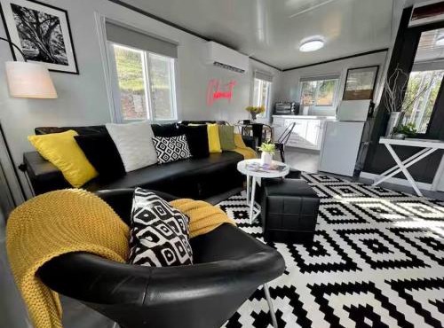 CABERNET, a 2-Bed cosy cabin, close to the centre of Heathcote