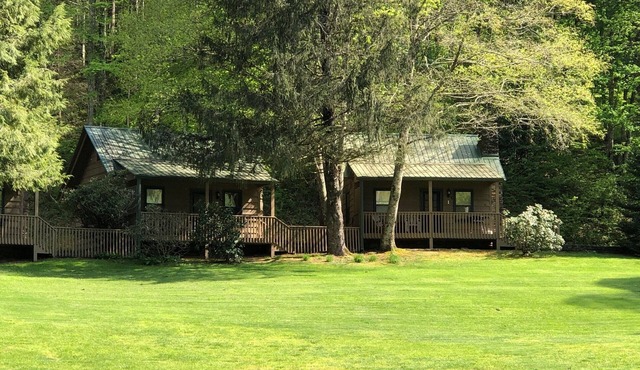 Cabin 1 bed,1 bath hillside with beautiful sunrises and sunsets overlooking lake
