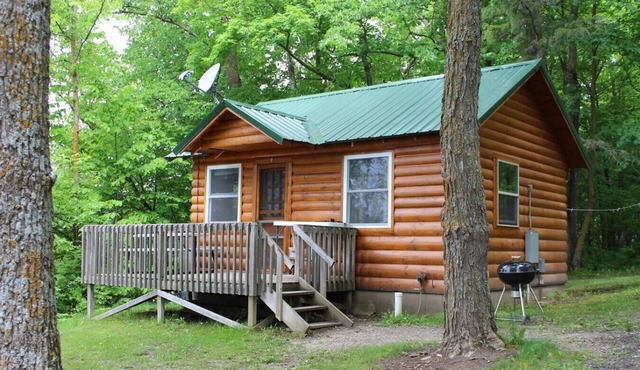 Cabin 1 - Cozy cabin 10 feet from the shore