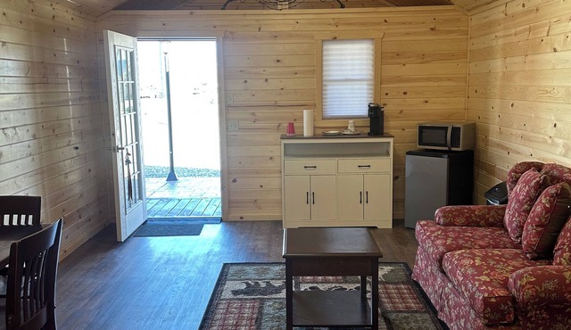 Cabin 1 in peaceful Reed Point 3 minutes from Yellowstone River