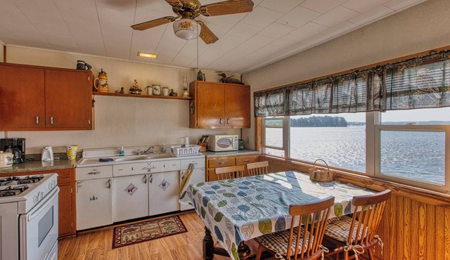 Cabin #1 on the Lake - 3-Beds - Open for Hunting/Rifle Season - Dock Access