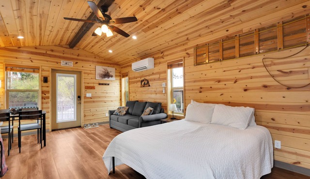 Cabin 1, Pet Friendly Cabin at Mt. Lemmon Hotel - Heart of Summerhaven, Arizona!