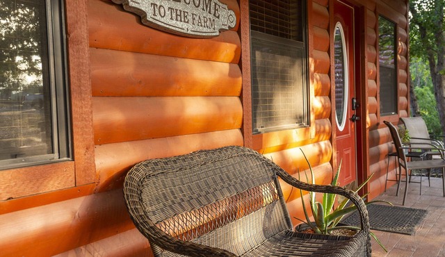 Cabin 1 Rental 15 minutes from Magnolia and Baylor