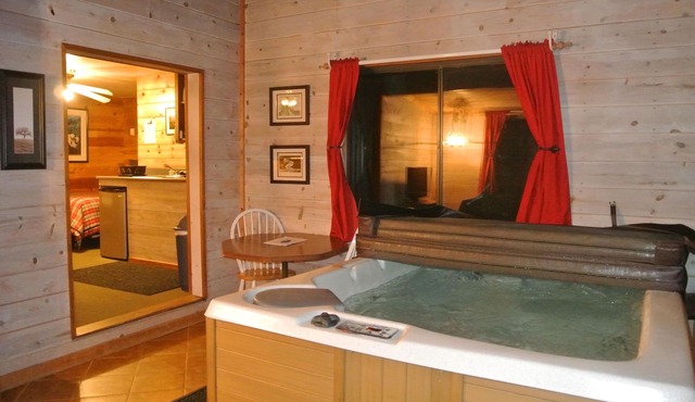 CABIN #1 - SWEETHEART’S GRAND Deluxe CABIN (JACUZZI & FIREPLACE, 2 Rooms)