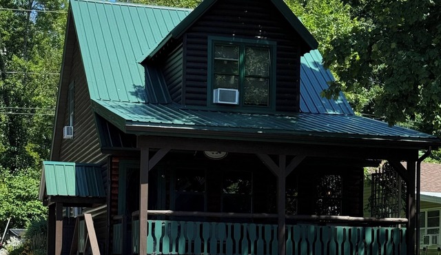 Cabin 1 Waterfront - Three Pines Lodging & Marina
