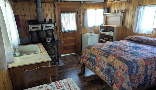 Cabin 10 at Sportsman’s Lodge, Rustic Cabin 10 at Sportsman's Lodge