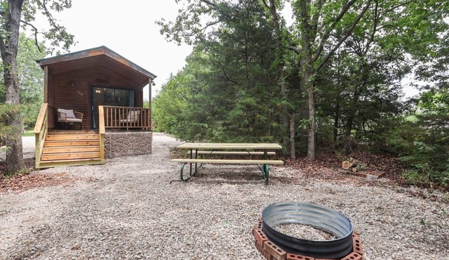 Cabin 10~ Cozy Toronto Lake Cabin ~ Walk to the Water by RedAwning