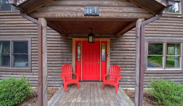 Cabin 114, Luxury 6 bedroom, 3 bath cabin minutes from Downtown Lexington!