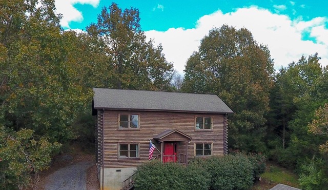 Cabin 115, Luxury 6 bedroom, 3 bath cabin minutes from Downtown Lexington!