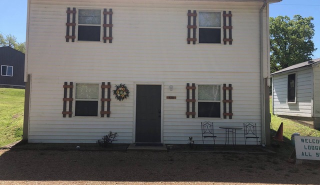 Cabin #120 LodgeForAllSeasons 1/2 mile-2 min drive to a marina & Clearwater Lake