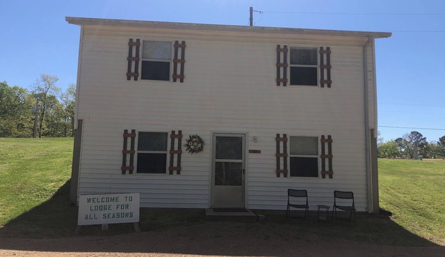 Cabin #121 LodgeForAllSeasons 1/2 mile-2 min drive to a marina & Clearwater Lake