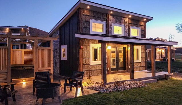 Cabin 15 One Bed Modern Luxury w Hot Tub