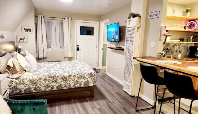 Cabin 16 *NEW! Luxury w/Kitchen