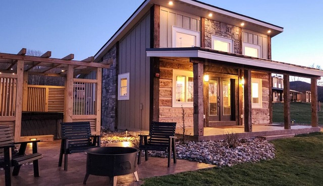 Cabin 16 One Bed Modern Luxury w Hot Tub