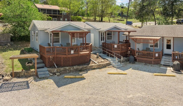 Cabin 2-2bed/1bath with beautiful views of Bull Shoals Lake.