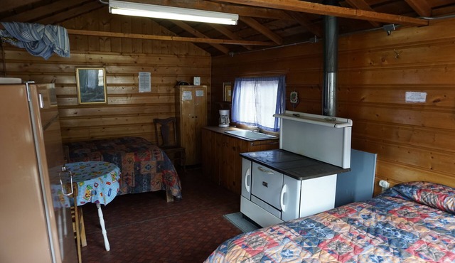 Cabin 2 at Sportsman’s Lodge, Rustic Cabin 2 at Sportsman's Lodge