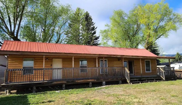 Cabin #2 - Backyard Bunkhousen