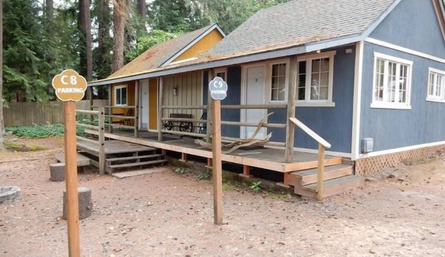 Cabin 2 Bedrooms - Room 8 - A non - smoking room with two queen sized beds.