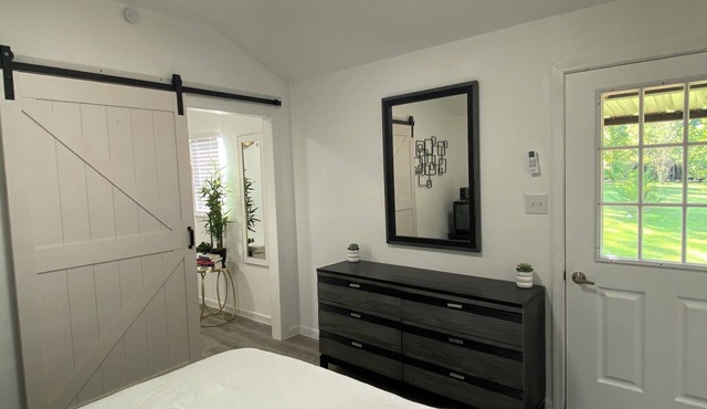 CABIN #2 Luxury cabin with fitness room, pool & AC in serene Point Blank
