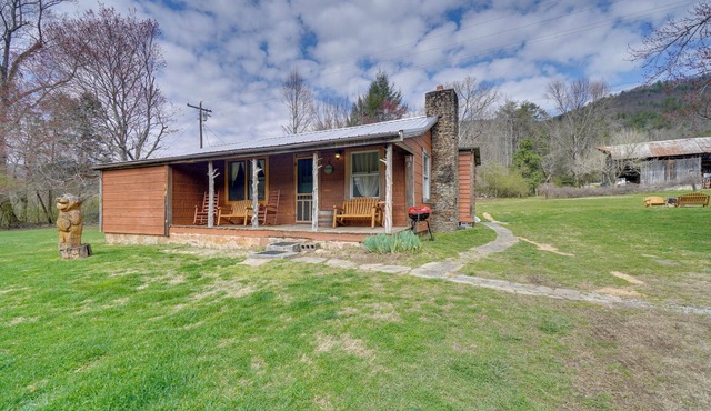 Cabin < 2 Mi to Great Smoky Mtns Nat’l Park!