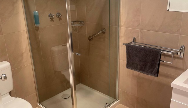 CABIN 2Q - Couple or single, motel style cabin