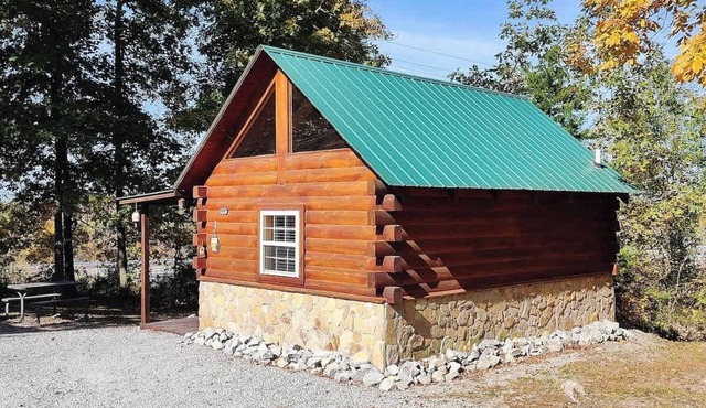 Cabin 3 - Columbia Kentucky, Queen bed, Firepit
