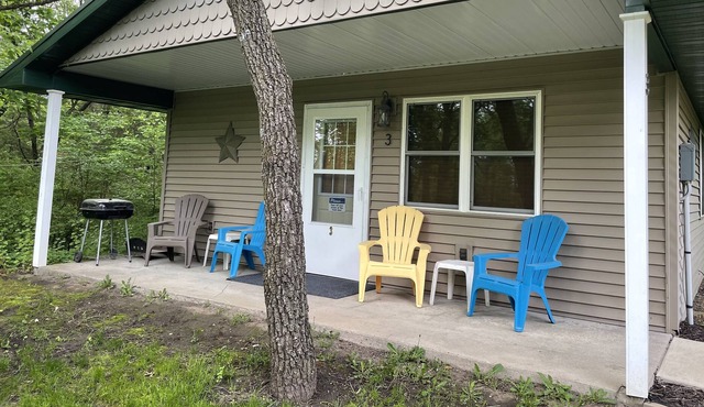 Cabin #3 - Lake’s End Cabin Resort - relaxing family atmosphere!