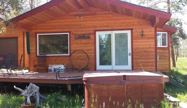 Cabin 3Mi from Fraser/10mins to WP skiing, W/D, Garage, Hot Tub