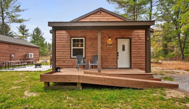 Cabin # 4 at Northern Comfort HANDICAP FRIENDLY UNIT