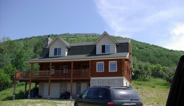 Cabin, 4 Bedrooms + Loft, 4.5 Baths, (Sleeps 8-12) Mountain views with trails