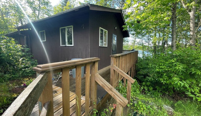 Cabin 4 'Eagle' 2-BR, 4-5 pp, overlooks lake, access to boats!
