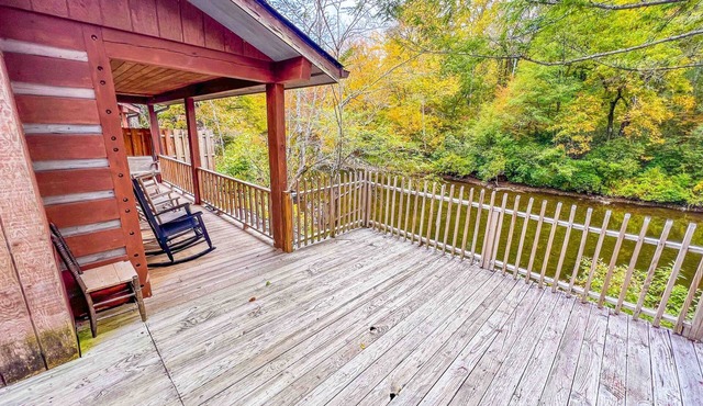 Cabin 4 - Riverfront w/Gas Fireplace!