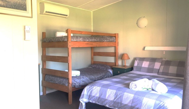 Cabin 4 - Sleeps 4 people. Access to all amenities including kitchen/dining
