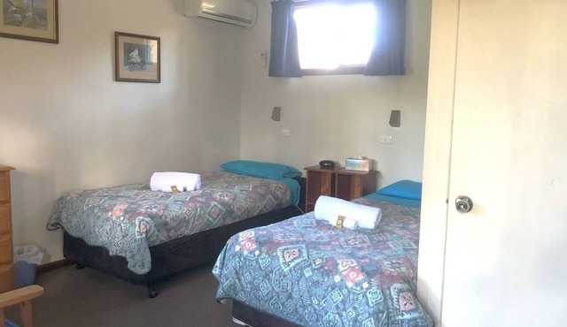 Cabin 5 - 2 single beds and ensuite. Access to all amenities