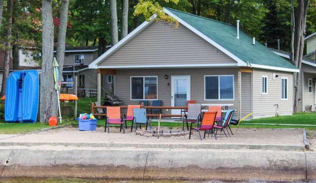 Cabin 5 - Cozy 3-bedroom lakefront.