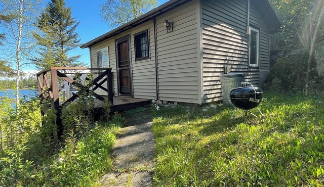 Cabin 5 "Dockside" 1 BR, 2 pp, lakefront, access to boats!