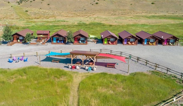 Cabin 5 · Emigrant Cabins #5 - Affordable Tiny Cabin in MT