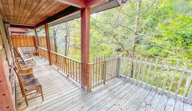 Cabin #5 - Riverfront w/Hot-Tub & Gas Fireplace!