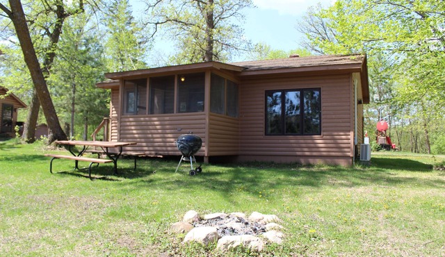Cabin #6 Cozy Lakefront Cabin
