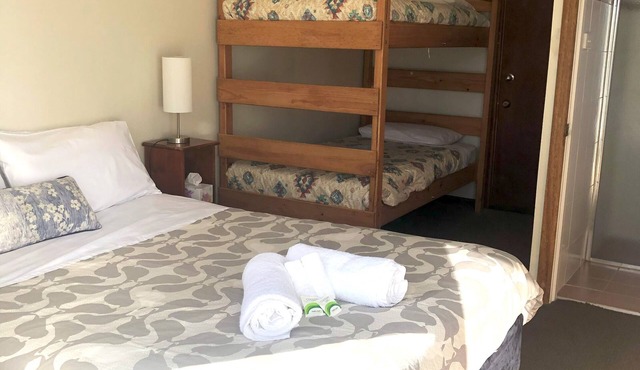 Cabin 6 - sleeps 4 people. Access to all amenities