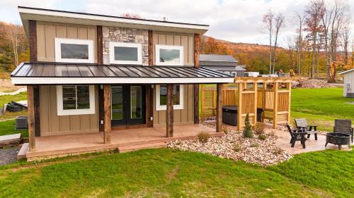 Cabin 7 (1-Bed, Modern-Luxury w. Hot Tub)