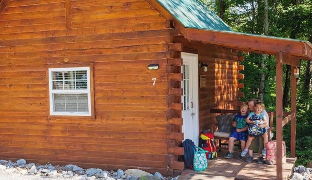 Cabin 7 - Private Log Cabin with loft in Columbia Kentucky